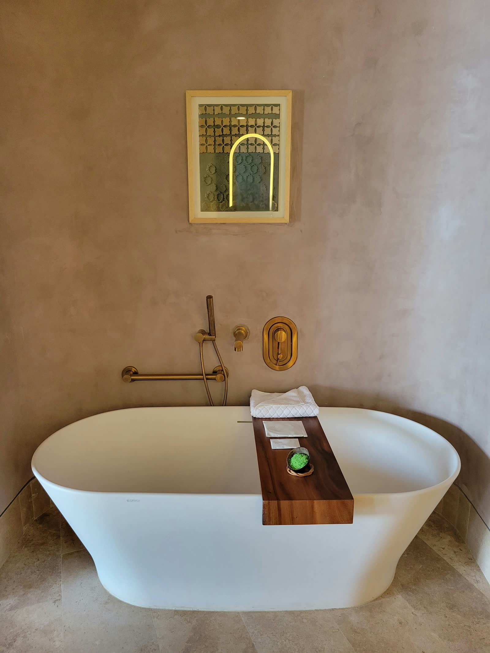 Kamar mandi dengan bathtub